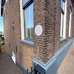 Rebel And Moon In Het Centrum Bed & Breakfast
