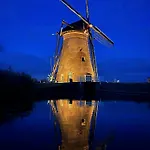 Rebel And Moon In Het Centrum Bed & Breakfast Alblasserdam
