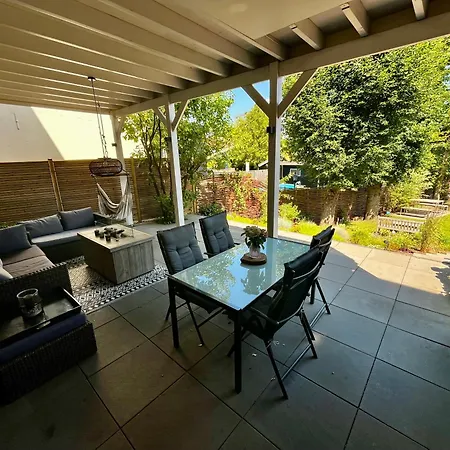 Rebel And Moon In Het Centrum