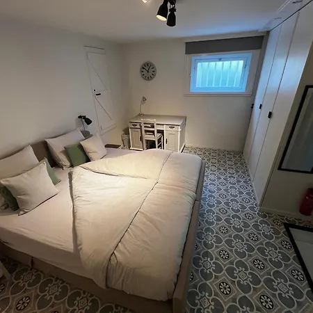 Rebel And Moon In Het Centrum 3*