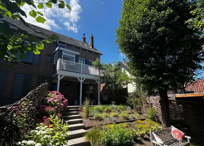 Rebel And Moon In Het Centrum 3*